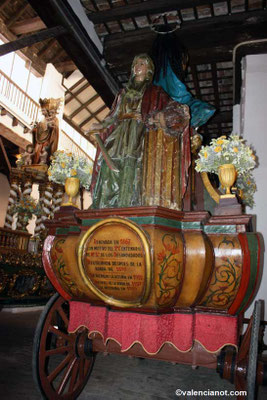 Son carrozas monumentales de madera, exclusivas de la festividad del Corpus Christi de Valencia, y su función original era representar "Els Misteris" (misterios o pasajes bíblicos) durante la procesión.