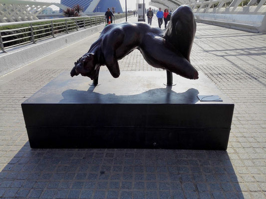 Tintegración: Integración: El artista buscó un "diálogo" entre sus formas orgánicas y las líneas futuristas del complejo.