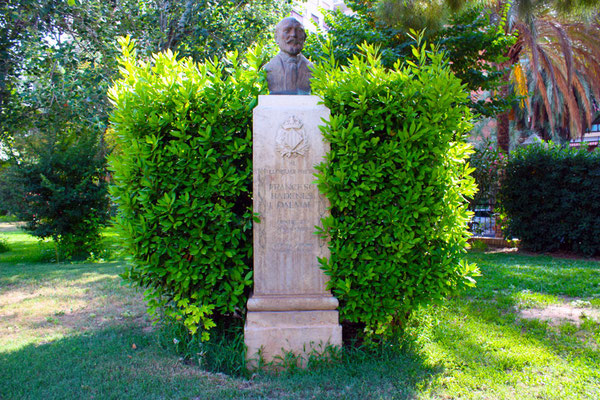 Busto en bronce de Francesc  Badenes i Dalmau (Alberic 2-XII-1859 Valencia 23-I-1917), de José Esteve Edo. 