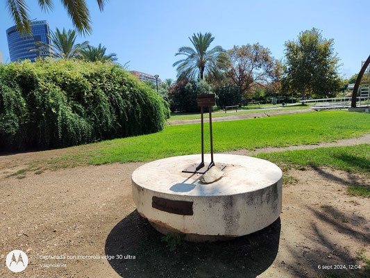 "Cantarera" escultura en los Jardines de la Ciudad de las Artes y las Ciencias de Valencia (2008).