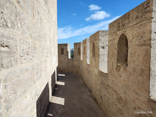 Otro tramo de las almenas en la penúltima altura de las Torres de Serranos.