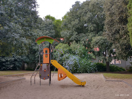 En el  parque infantil de Benicalap  no pueden faltar los  toboganes y en el de Benicalap hay varios.