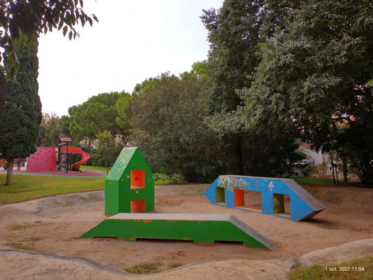 Un segundo  parque infantil par que disfruten los mas pequeños.