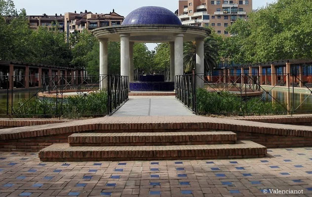 Este jardín destaca por su diseño respetuoso con las circulaciones existentes y su integración armónica con el entorno. 
