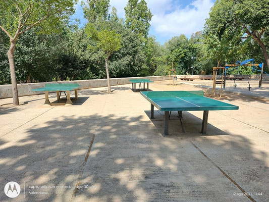 Los parques infantiles son espacios diseñados para el juego y desarrollo de los niños. 