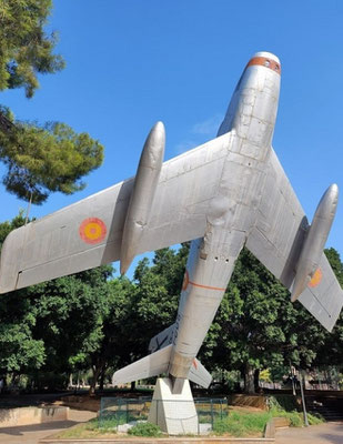 Es curiosa  la presencia con carácter decorativo de un avión caza de los años 60 del ejército del aire en el parque. 