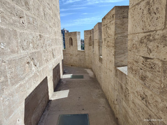Dentro de las almenas en la penúltima altura de las Torres de Serranos.