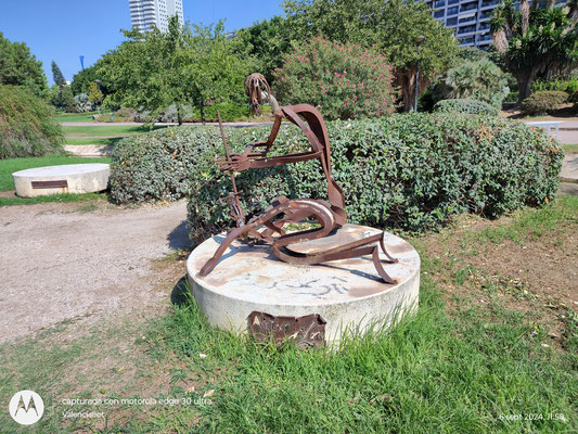 "El Fuego", escultura de Lucas Karrvaz, Jardines de la Ciudad de las Artes y las Ciencias en Valencia (2008).