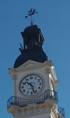 Reloj de diseño francés en el edificio de la aduana del puerto.