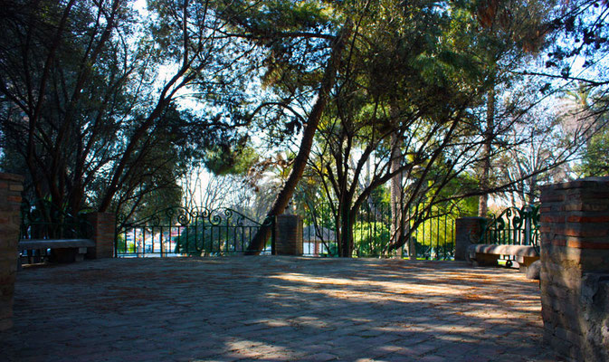 mportancia: Representa un punto de interés histórico en los jardines, siendo un testimonio de la antigua arquitectura de Valencia. 