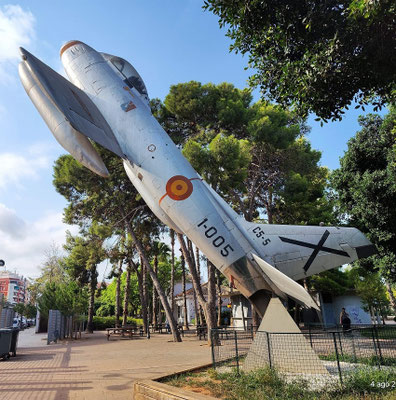 El Parque del Oeste  de 43.750 metros cuadrados fue inaugurado en 1995, en lo que era una base del Ejército del Aire en Valencia. Y en recuerdo del cuartel desaparecido dejaron un caza del ALA 11, que es lo primero que llama atención a los visitantes. 