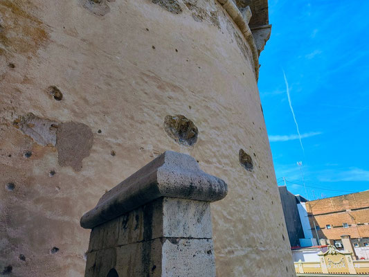 Las Torres de Quart son una de las dos puertas fortificadas que todavía se conservan de la antigua muralla medieval de Valencia. 