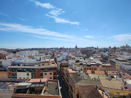 Vista de la Ciudad de Valencia por encima de sus edificios y con el Miguelete al fondo.