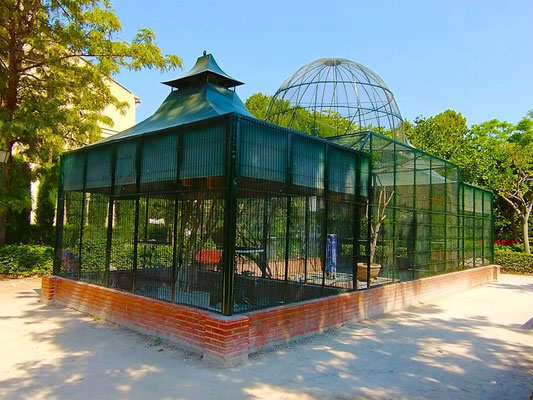La Gàbia per a aus (pajarera), conocida popularmente como la casa de los pájaros, se encuentra dentro de los Jardines del Real (Viveros) en Valencia. Es una estructura histórica de principios del siglo XX que alberga diversas especies de aves exóticas.