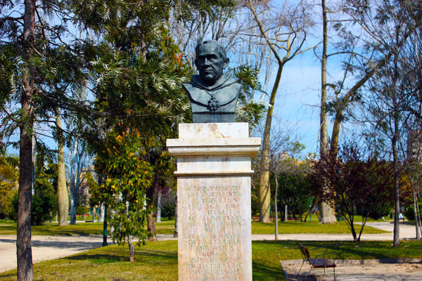 Busto en bronce del padre Luis Fullana Mira, realizado en 1970 por el escultor Rafael Orellano.