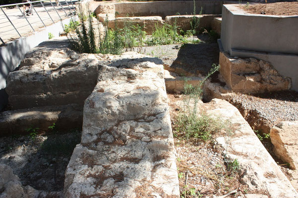 Ruinas del Palacio Real: Restos arqueológicos visibles que datan de la época en que el recinto era residencia de los reyes de la Corona de Aragón.