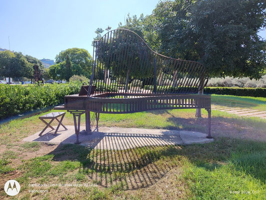 "EL Piano", escultura en los Jardines de la Ciudad de las Artes y las Ciencias de Valencia (2008).