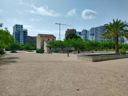 Deporte y Paseo: Incluye pistas para caminar o correr, aparatos de gimnasia y amplias zonas de césped para relajarse.