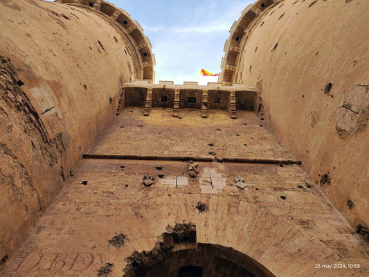 Las Torres de Quart, usos históricos: Además de puerta de entrada para los viajeros que venían de Castilla, sirvieron como prisión de mujeres y cárcel militar hasta finales del siglo XIX. 