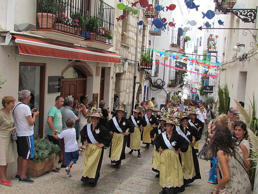 es un destino destacado para peregrinos culturales y religiosos, atrayendo a visitantes al Castillo del Papa Luna y su casco histórico. 