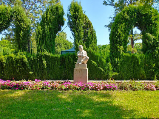 Otras estatuas: Algunas de ellas pueden ser de bustos de personajes importantes, como Constantí Llombart, Felipe Garin Ortiz de Taranco etc.