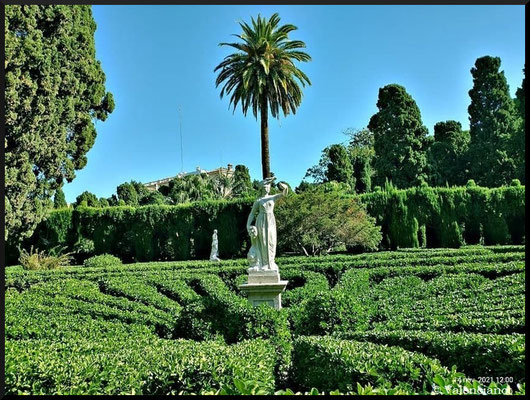 Estatuas y jardín donde se encuentra la fuente de los enamorados "Dafnis y Cloe".