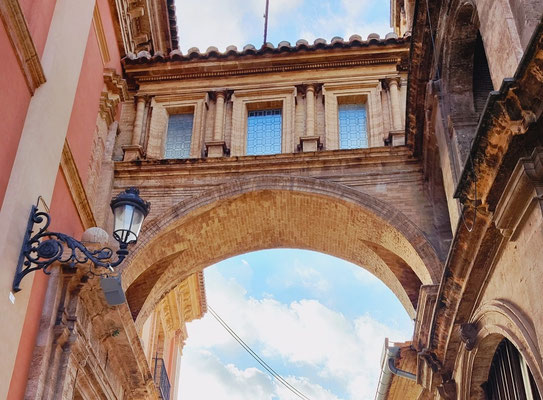 Este paso elevado está formado por tres ventanales y sostenido sobre el llamado arco Novo.