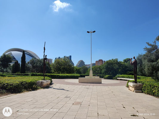 "El corredor de Fondo y el músico", escultura en los Jardines de la Ciudad de las Artes y las Ciencias de Valencia (2008).