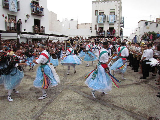Els Dansants, Aquests grups representen una tradició amb referències escrites que es remunten al segle XVII. Les seues actuacions més destacades tenen lloc els dies 8 i 9 de setembre a la Plaça d'Armes, davant del santuari. 