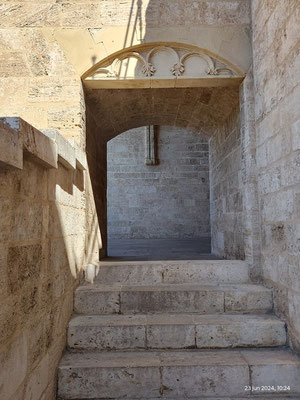 Entrada a otro nivel en las Torres de Serranos y cuidado con la cabeza.