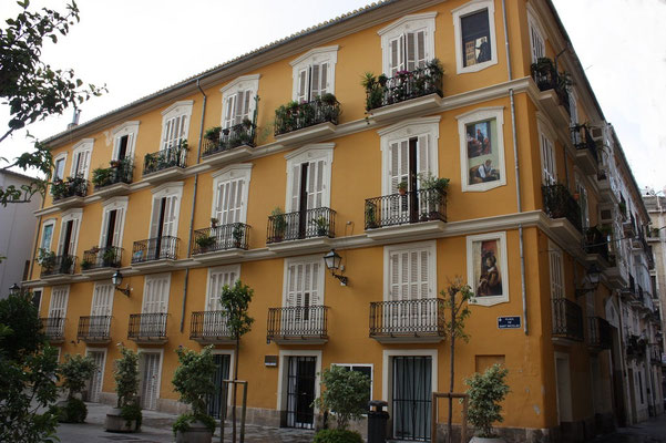 En la plaza de San Nicolás, hay un edificio que tiene muchas clase y para mi es una verdadera  obra de arte.