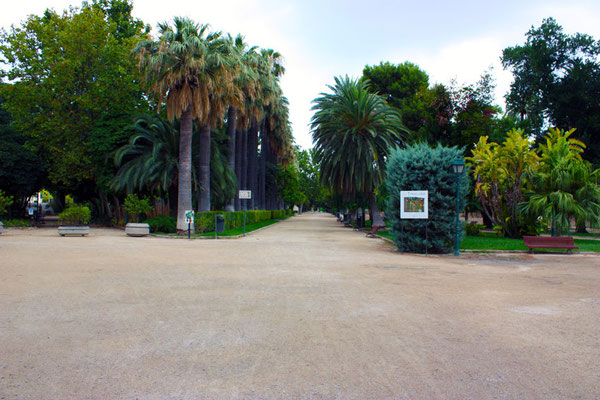 Otra de las salidas del Jardín de Viveros de Valencia por el Oeste.