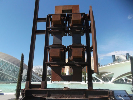  "Abyssal Monolith", una pieza de 33 toneladas construida con material ferroviario.