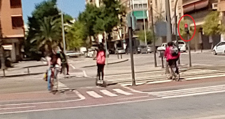 Controles activos: La Policía Local y el sistema de foto-rojo actúan en puntos críticos para sancionar a los conductores que se saltan los semáforos, especialmente en pasos de peatones.