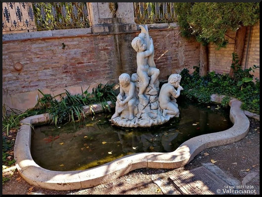  Segunda fuente con peces de la estatua de los niños en la glorieta de los arcos.