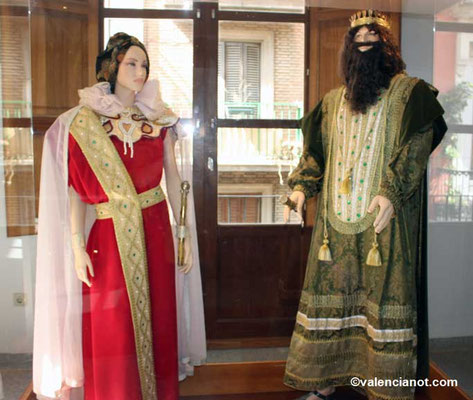 Además de las monumentales carrozas (Rocas), el museo alberga las figuras de los gegants i cabuts (gigantes y cabezudos). Estas figuras de gran altura son parte fundamental de la tradicional Procesión del Corpus Christi de València.