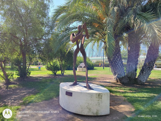 "La Azada ", escultura de  Antonio Marí Sart, en los Jardines de la Ciudad de las Artes y las Ciencias de Valencia (2008).