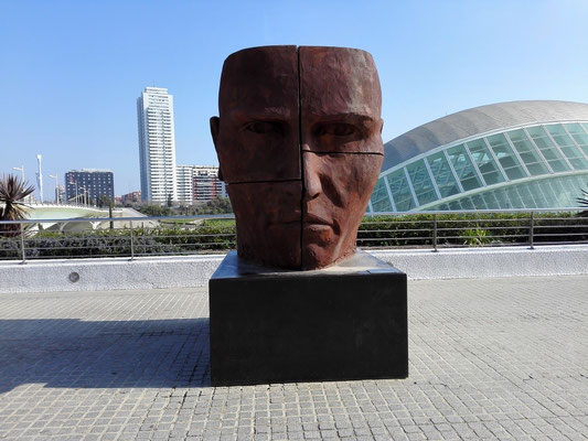 El escultor portugués Rogério Timóteo protagonizó una destacada exposición temporal titulada "Caminos Paralelos" en la Ciudad de las Artes y las Ciencias entre octubre de 2016 y marzo de 2017.