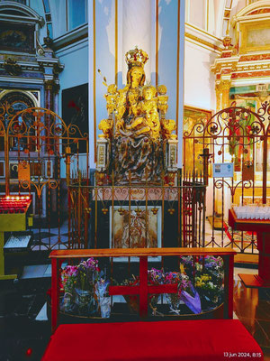 Nuestra Señora del Buen Parto. También anteriormente  se la conocía  la Virgen del Coro o de la Cadira.