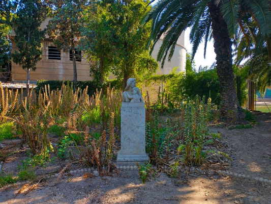 Estatua de reconocimiento a la labor y sacrificio de las madres por sus hijos.
