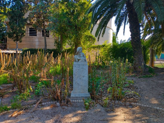 Estatua de reconocimiento a la labor y sacrificio de las madres por sus hijos.