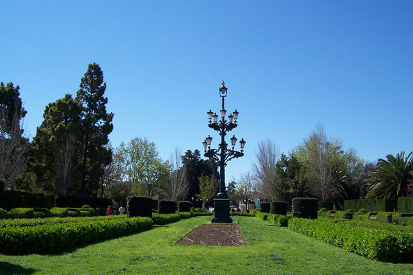Farola clásica Española en viveros de Valencia.