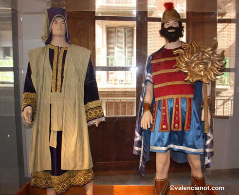 demás de las monumentales carrozas (Rocas), el museo alberga las figuras de los "gegants i cabuts" (gigantes y cabezudos), que son parte fundamental de la tradicional Procesión del Corpus Christi de Valencia.