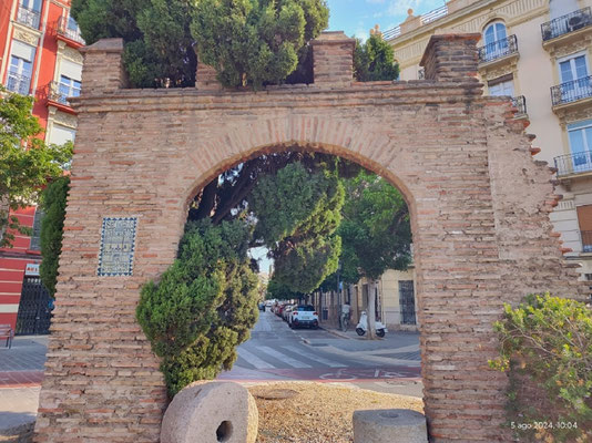  En el Llano de la Zaidia encontramos el conocido como Arco de la Torreta o Portal de la Zaidia. El arco era el portal de entrada (o portalet) de un antiguo molino harinero que existió en el cercano barrio de Tendetes y que hoy ha desaparecido.