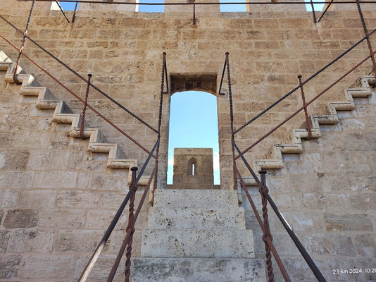 Escaleras para subir a las almenas. Sobre todo cuidado con el último tramo que es muy peligroso.