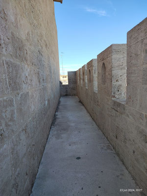 Un refugio blindado: Durante la Guerra Civil, para proteger las obras del Museo del Prado, se construyó dentro de las torres una estructura de hormigón y capas de arena de varios metros. 