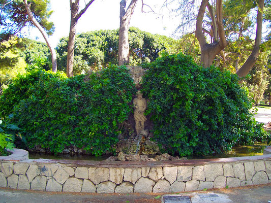 Sobre una montañeta y en una pequeña cavidad, se alza la imagen de Poseidón-Neptuno, Dios de los mares y de las aguas.