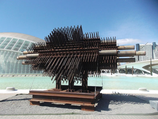 Planet Ferrovía es principalmente una exposición artística monumental de esculturas de hierro creada por el artista alicantino Viktor Ferrando. 
