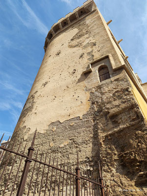Las "cicatrices" de guerra: En la  fachada de las Torres de Quart todavía se pueden ver los impactos de proyectiles de los cañonazos sufridos durante el asedio de las tropas de Napoleón en 1808 (Guerra de la Independencia).