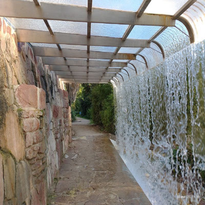 El parque de Benicalap, es considerado el primer jardín urbano desde la transición  en Valencia, con una hermosa cascada y todo tipo de servicios..